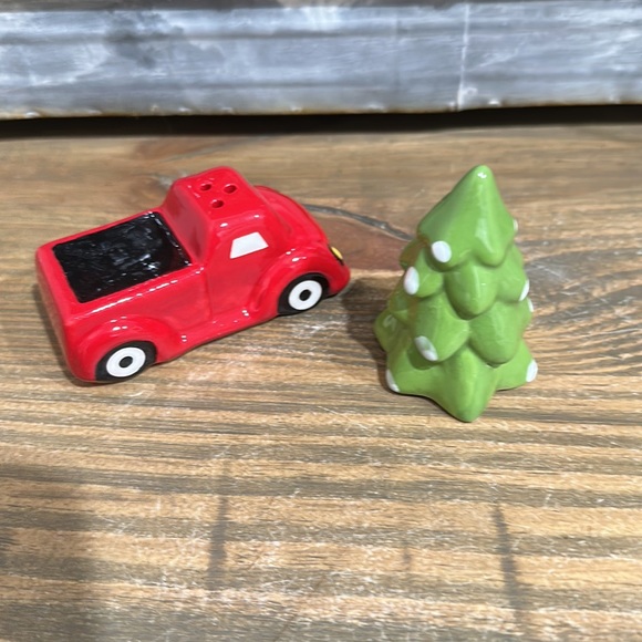Christmas Red Truck & Tree Salt and Pepper Shakers - Picture 4 of 12
